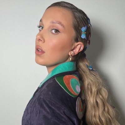 Butterfly hair clip: Εσύ ακόμα να δοκιμάσεις το 90's αξεσουάρ που τρέλανε τη Millie Bobby Brown;