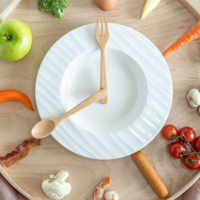 Η διαλείπουσα νηστεία μπορεί να μειώσει τα συμπτώματα της COVID-19, σύμφωνα με νέα μελέτη