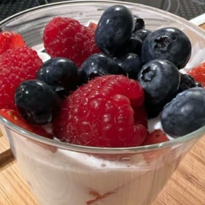 Το απόλυτο επιδόρπιο με χαμηλούς υδατάνθρακες είναι αυτή η μους Μασκαρπόνε με μούρα