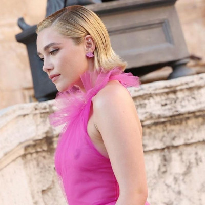 Η Florence Pugh νιώθει χαρούμενη με τα «ελαττώματά» της & απαντά σε όσους επέκριναν το στήθος της