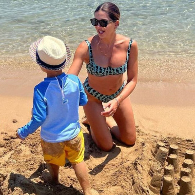 Σταματίνα Τσιμτσιλή: Παιχνίδια στην αμμουδιά με τα παιδιά της - Οι εκπληκτικές φώτο με μαγιό