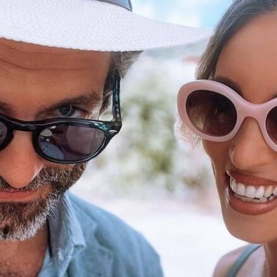 Η Αθηνά Οικονομάκου σε διακοπές στη Μύκονο με τον άντρα που παντρεύτηκε τρεις φορές