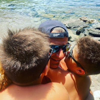 Γιώργος Λιάγκας: Άρχισαν οι διακοπές με τους γιους του - Φώτο από τη Μύκονο