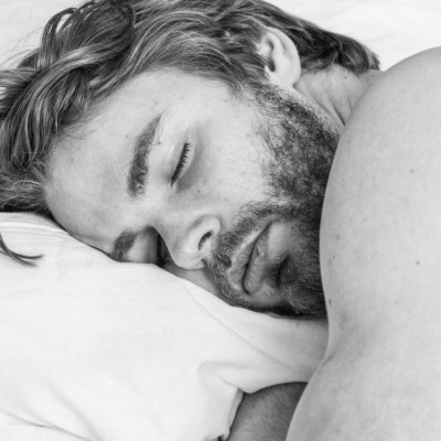 Γιατί πρέπει να κοιμάστε γυμνοί για να χάσετε βάρος;