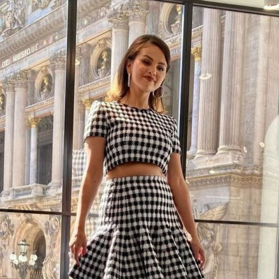 Η Selena Gomez με φράντζα μας θυμίζει το hair look που είχε στους Μάγους του Γουέβερλι