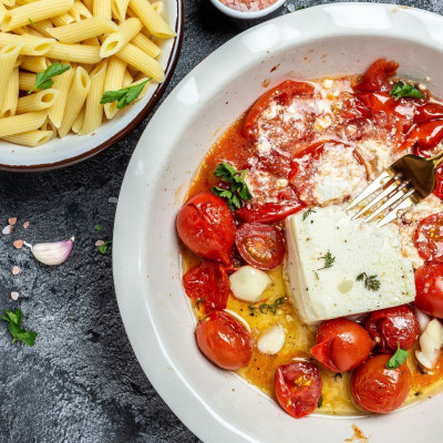 H μακαρονάδα με φέτα και ντοματίνια που έγινε viral στο TikTok τώρα και στην υγιεινή της εκδοχή