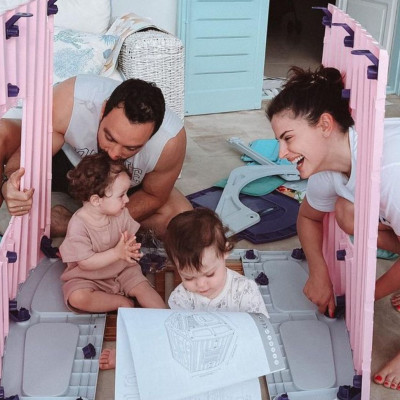 Χριστίνα Μπόμπα: Βόλτα με τις δίδυμες στα σοκάκια της Μυκόνου και τον μπαμπά της