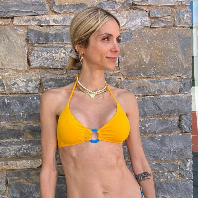 Η Σοφία Καρβέλα σου δείχνει τα 4 πιο stylish μαγιό του καλοκαιριού- Και έχουν όλα ελληνική υπογραφή