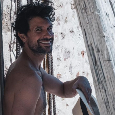 Aπό τη μαγική κρυψώνα στα... σουτζουκάκια - Ο Ορφέας Αυγουστίδης αυτοτρολάρεται στις διακοπές του