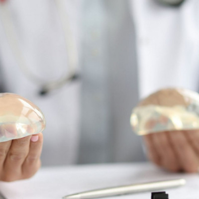 Τα εμφυτεύματα στήθους σιλικόνης μπορούν να προκαλέσουν αυτοάνοσες, ψυχικές επιπλοκές -  μελέτη