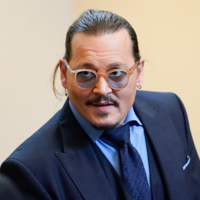 O Johnny Depp επιστρέφει στον κινηματογράφο ως «βασιλιάς» μετά τη δικαίωσή του. Γιατί έπρεπε