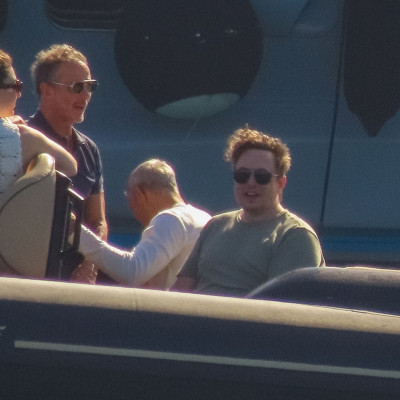 Οι φωτογραφίες του Elon Musk σε Μύκονο και Δήλο είναι τέλειες για το Twitter