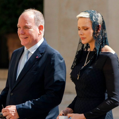 Η πριγκίπισσα Charlene επισκέφτηκε τον Πάπα και η εμφάνισή της μας θύμισε την Grace Kelly