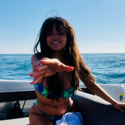 Τα bikini looks της Selena Gomez είναι μια ωδή στο καλοκαίρι το ίδιο