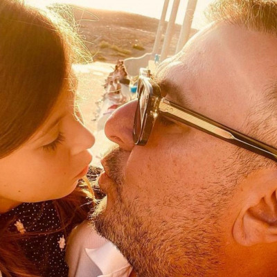 Αντώνης Ρέμος: Με την κόρη του αγκαλιά στην Ίο - Η νέα φώτο