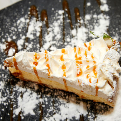 Γλυκό ψυγείου με μπισκότα, κρέμα και καραμέλα