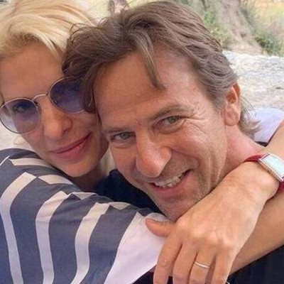 Η Ελένη Μενεγάκη έβαλε το φούξια μαγιό της και ο Μάκης την... αποθέωσε!