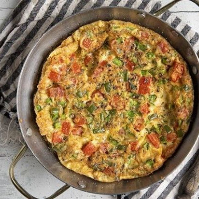 Άκης Πετρετζίκης: Ομελέτα φούρνου με ντομάτα και πιπεριά