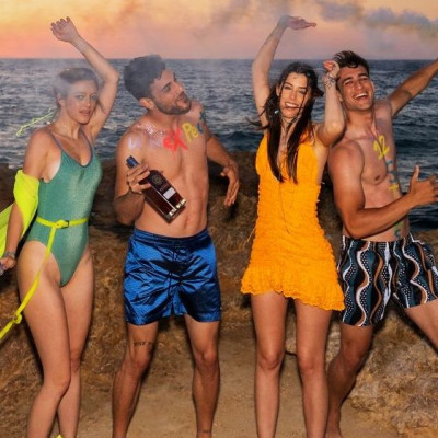 METAXA TASTE THE UNEXPECTED @ IOS: Τέσσερα αγαπημένα πρόσωπα, απολαμβάνουν το ελληνικό καλοκαίρι