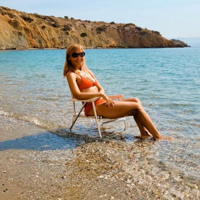 Η Μάρα Ζαχαρέα κάνει διακοπές στην Πάρο και οι πόζες της με μαγιό εμπνέουν κάθε γυναίκα