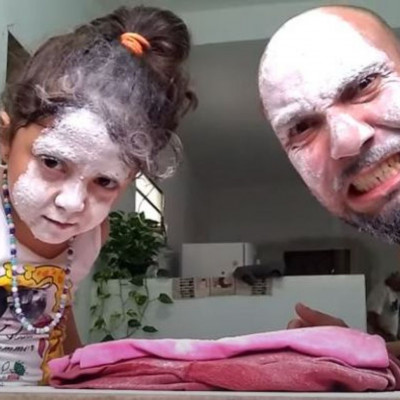 «Πέτρα, μολύβι, ψαλίδι, χαρτί»: Το απολαυστικό βίντεο μπαμπά και κόρης που έγινε viral