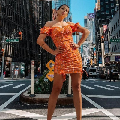 Ελένη Χατζίδου: Πόζαρε με στενό φούξια φόρεμα και «έφερε το καλοκαίρι» στο Instagram!