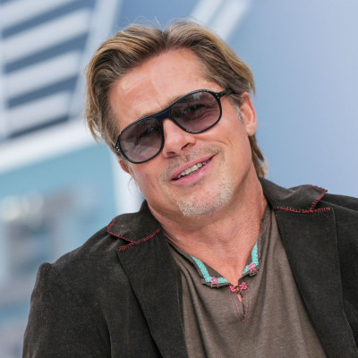 Σε άλλα νέα, ο Brad Pitt δυσκολεύεται να βρει κοπέλα και οι φίλοι τού κλείνουν ραντεβού με γνωστές