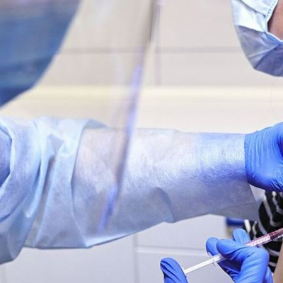 COVID-19: Το εμβόλιο με τη μορφή εμπλάστρου καταπολεμά τις παραλλαγές καλύτερα από την ένεση -μελέτη