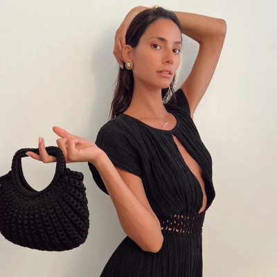 Ηλιάνα Παπαγεωργίου: Το cut out φόρεμα της είναι το item που θέλουμε για τα βράδια στο νησί