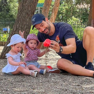 Οι δίδυμες κόρες του Σάκη Τανιμανίδη είπαν «μπαμπά» και ο παρουσιαστής πανηγυρίζει