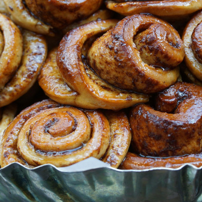 Το κόλπο με την κρέμα για να γίνουν τα ρολάκια κανέλας πιο νόστιμα κι από τα αυθεντικά