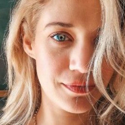 Tζένη Θεωνά: O Αρίωνας ξεδιπλώνει το ζωγραφικό του ταλέντο στα παπούτσια της