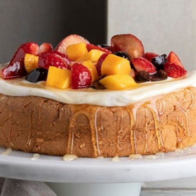 Άκης Πετρετζίκης: Κέικ με μαρέγκα και κρέμα γιαουρτιού