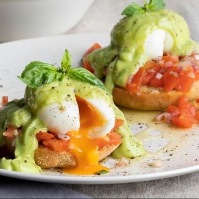 Άκης Πετρετζίκης: Μεσογειακά αβγά Benedict