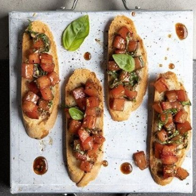 Άκης Πετρετζίκης: Μπρουσκέτες με ντομάτα