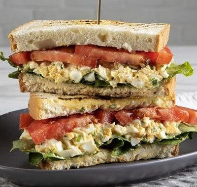 Άκης Πετρετζίκης: Σάντουιτς με αβγά