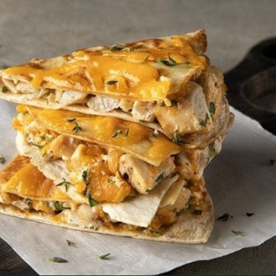 Άκης Πετρετζίκης: Quesadillas με κοτόπουλο