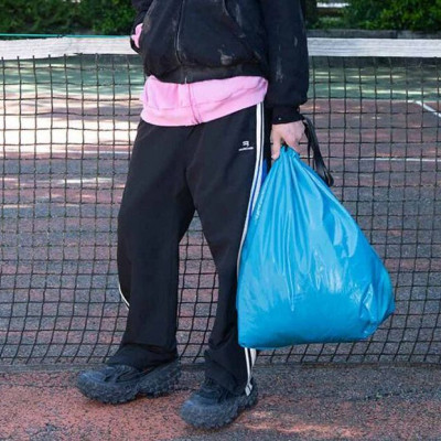 O οίκος Balenciaga λανσάρει μία luxury «σακούλα σκουπιδιών»- Κοινωνικό πείραμα ή υψηλή μόδα;