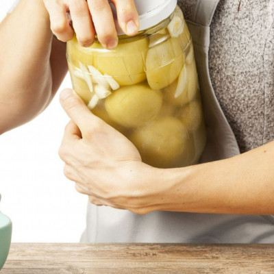 Δεν μπορείτε να ανοίξετε ένα βάζο με τουρσιά; Δείτε τι σημαίνει για την υγεία σας