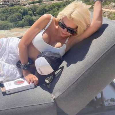 Ελένη Μενεγάκη: 4 + 1 φώτο που μας έδειξε τις ατέλειές της στα 53, εσύ τις παρατήρησες;