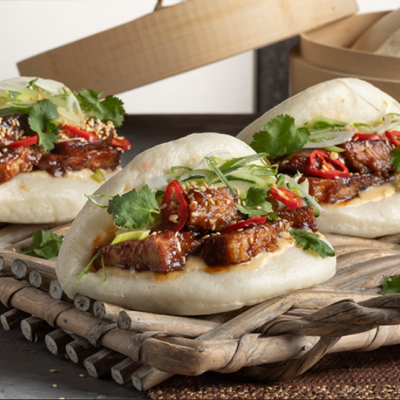 Άκης Πετρετζίκης: Bao buns με πανσέτα και hoisin sauce