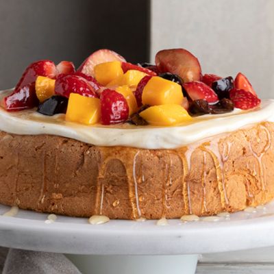 Άκης Πετρετζίκης: Κέικ με μαρέγκα και κρέμα γιαουρτιού