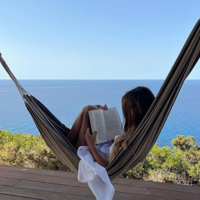 6 βιβλία που θα σου κρατήσουν την καλύτερη «παρέα» όσο αράζεις στην ξαπλώστρα