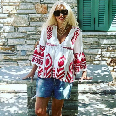 Μαρία Μπακοδήμου: Έτσι είναι το κορμί της με μαγιό και χωρίς ρετούς στα 57 της!