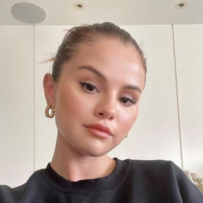 Αντίο σκιά! Το contour hack της Selena Gomez θα δώσει την ένταση που αναζητάς στα μάτια