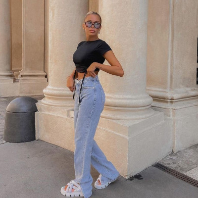 Με crop top, καπέλο και άλλους 3 τρόπους θα φοράς το jean το φθινόπωρο