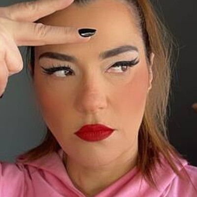 Κατερίνα Ζαρίφη: Φορά το μαγιό της και κάνει ηλιοθεραπεία - Η απίθανη φώτο από τις διακοπές της!