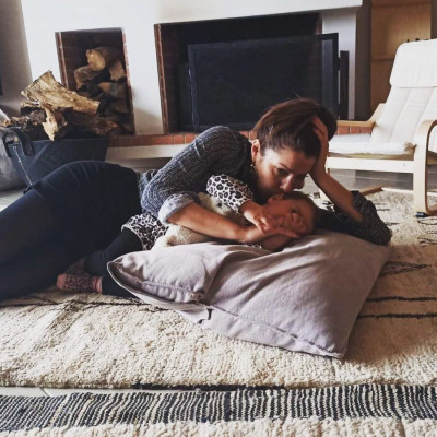 Η Κλέλια Ρένεση μένει σε ένα σπίτι γεμάτο βιβλία, με την κόρη της, Κοραλία