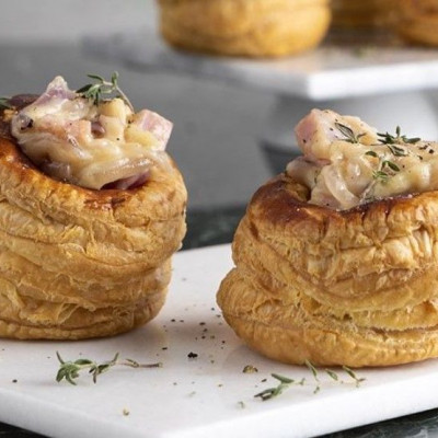 Άκης Πετρετζίκης: Ζαμπονοτυροπιτάκια βολοβάν