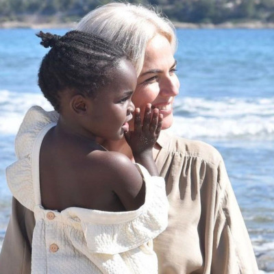 Χριστίνα Κοντοβά: Φόρεσε το πολύχρωμο καπέλο της κόρης της και πόζαρε στο φακό